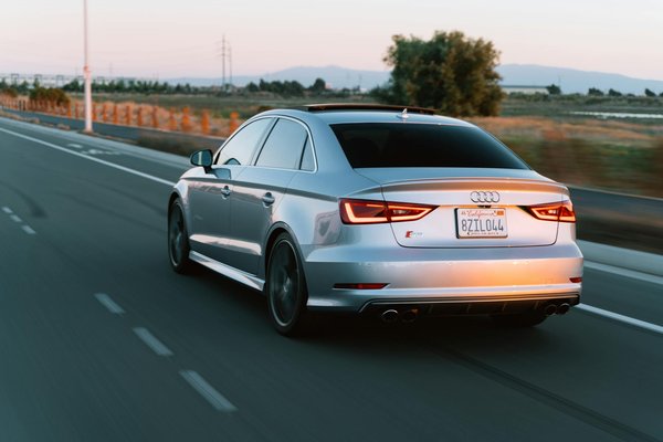 Quais são os benefícios dos veículos elétricos para o transporte de produtos?